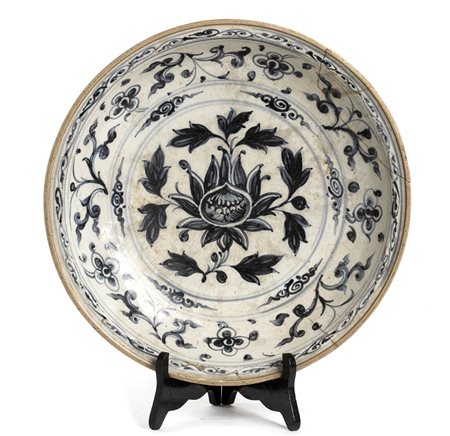 PIATTO IN CERAMICA 'BIANCO E BLU'<br>Vietnam, fine del XV–inizio del XVI secolo