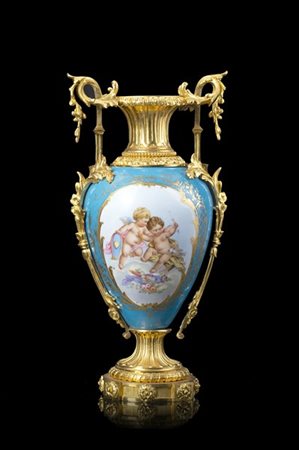 Manifattura francese, fine secolo XIX. Vaso in porcellana a fondo blu decorato