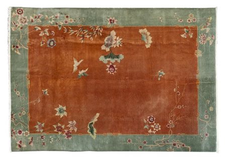 Tappeto Cina, periodo Decò, 1920 ca. Decoro con fiori di loto e peonie in ordin