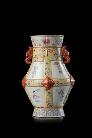 Vaso biansato in porcellana policroma, decorato a riserve con personaggi e moti