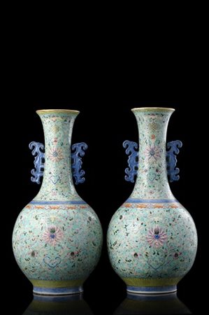 Coppia di vasi a bottiglia in porcellana Famiglia Rosa, anse a draghi stilizzat