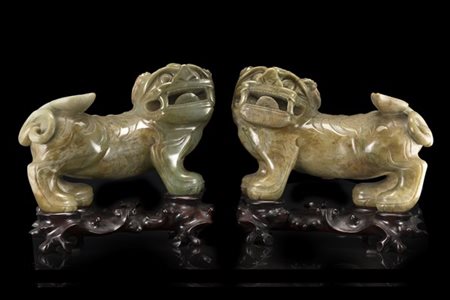 Coppia di leoncini in giadeite, basi in legno (lievi difetti)
Cina, secolo XX
(