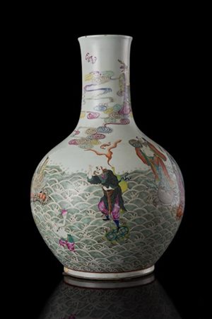 Grande vaso Famiglia Rosa, il corpo di forma globulare, decorato a smalti vivac