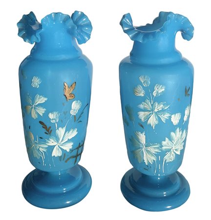 Coppia di vasi in opaline azzurra con decori floreali, inizi XX secolo....