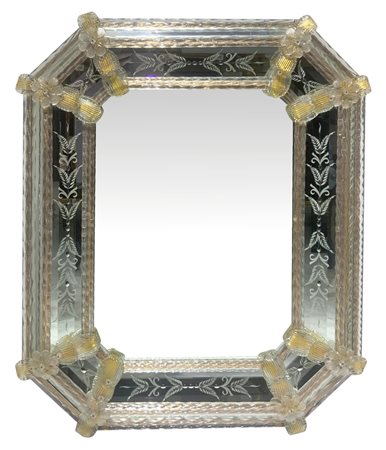 Specchiera in vetro di Murano, inizi XX secolo. Con disegni bulinati e...