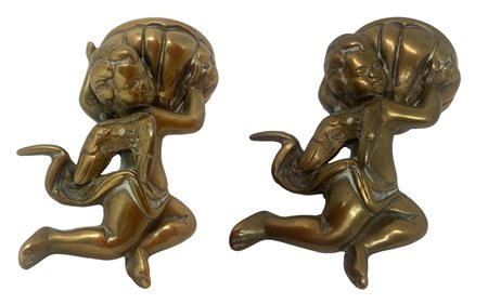 Coppia di acquasantiere in bronzo dorato con angeli. Cm 14