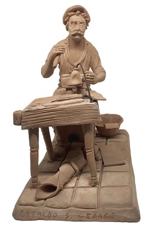 Figurina in terracotta monocroma raffigurante ciabattino al lavoro, XX...