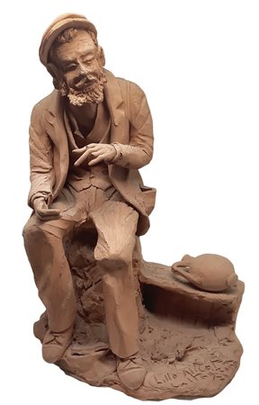 Figurina in terracotta monocroma raffigurante vecchio seduto con borraccia,...