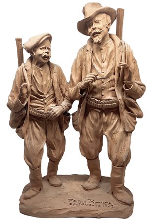 Figurina in terracotta monocroma raffigurante coppia di cacciatori con...