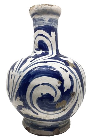Bottiglia in maiolica di Caltagirone, fondo bianco con decori in blu cobalto,...