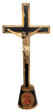 Crocifisso in legno su base raff. cuore di Gesù. Prima metà del XIX secolo....