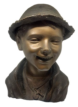 Bronzo raffigurante ragazzo con cappello, patinato bruno a cera persa. H cm 33.