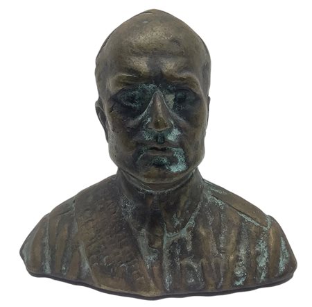 Bronzo a fusione raffigurante mezzobusto di Mussolini, XX secolo. Patina oro....