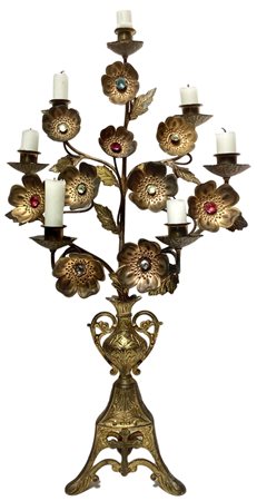 Candelabro in ottone dorato a sette luci con decorazioni in vetro colorate,...