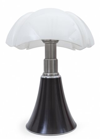  GAE AULENTI <br>Una lampada da tavolo '820 - 