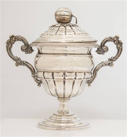 ARGENTIERE GENOVESE, XIX secolo. Coppa con coperchio con zucca in argento...