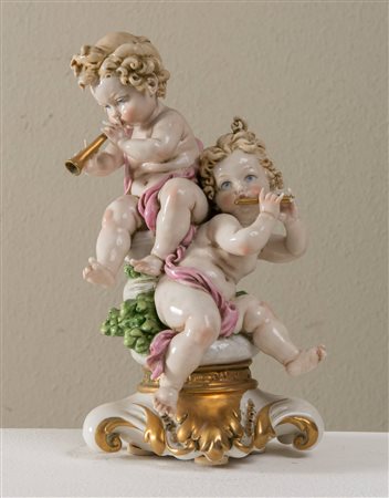 GIUSEPPE CAPPE’ (Cittiglio 1921- Lomagna 2008) "Putti suonatori". Porcellana...