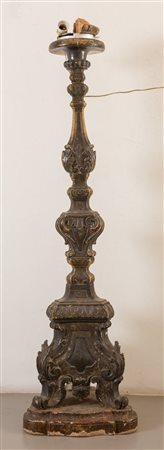 Candelabro intagliato e argentato. Metà XVIII secolo. Cm 141x39,5x36.