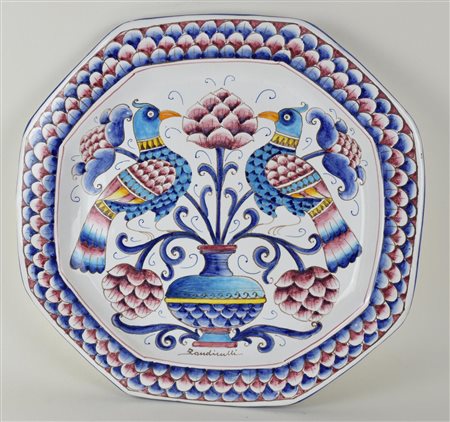 GRANDE PIATTO DA PARATA di forma ottagonale in ceramica decorata a firma...