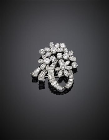 Broche a fiori e nastro in platino con diamanti rotondi, navette e tapered per