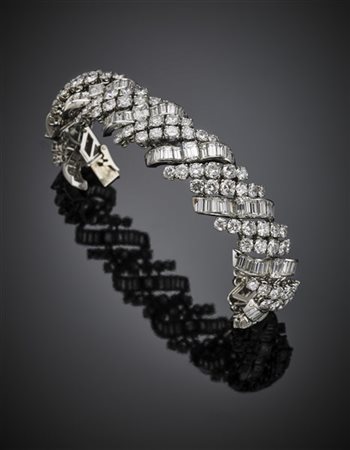 Bracciale modulare in platino con diamanti rotondi, rettangolari e a baguette p