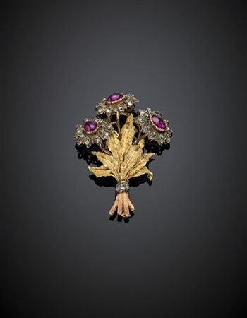 BUCCELLATI
Broche floreale in oro giallo, argento rubini cabochon e diamanti a