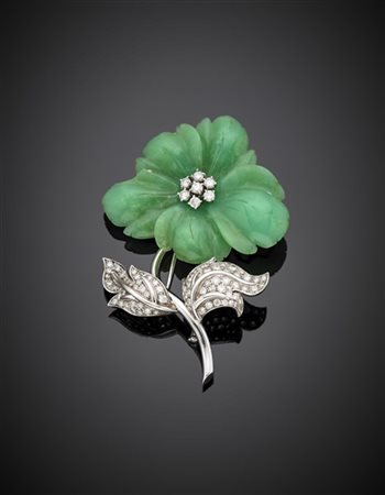 PETOCHI 
Broche a fiore in oro bianco, crisoprasio e diamanti, g 31,30 circa, l