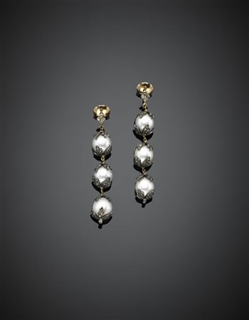 Orecchini pendenti in argento, con tre perle di mm 10/10,50 e diamanti rotondi,