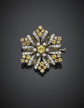 Broche a fiocco di neve in oro bianco con diamanti incolori e fancy yellow per