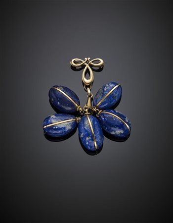 Spilla/pendente in oro giallo con cinque charms ovoidali in lapislazuli, g 28,5