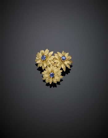 Spilla a tre fiori in oro giallo e gemme blu, g 9,40 circa, lungh. cm 2,90 circ