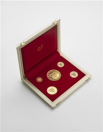 Quattro scatole anni '70 di monete e medaglie commemorative e in argento e oro