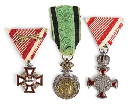 Lotto di 3 medaglie,due ordini austriaci,  un ordine al merito di 3° classe ed una croce al merito militare, una medaglia commemorativa yugoslavia