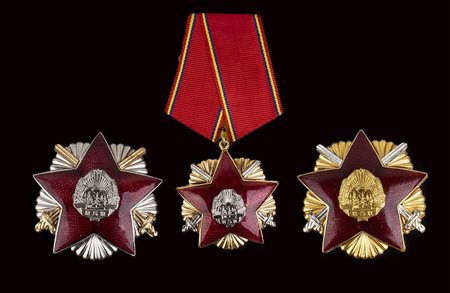 Lotto di tre decorazioni,ordine della difesa della Patria, 1°, 2° e 3° classe, Repubblica socialista di Romania, anni 60