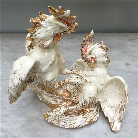 "Lotta tra galli"
 scultura in ceramica smaltata in bianco, oro, rosso sotto ve