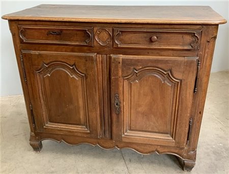 Credenza in noce a due ante e due cassetti pannellati, secolo XVIII (cm 138x111