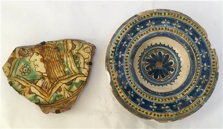 Lotto composto da un antico piattino e un frammento in maiolica policroma smalt