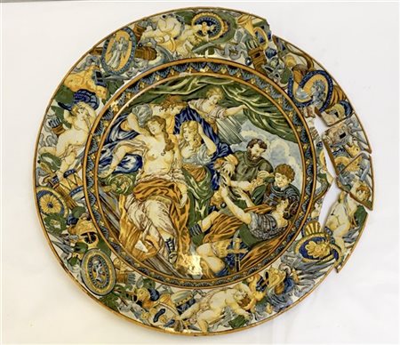 Antico piatto in maiolica decorato in policromia con scena mitologica nel cavet