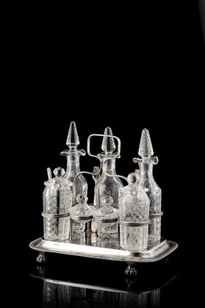 Cruet in metallo argentato, con sette ampolle in vetro e quattro cucchiaini in