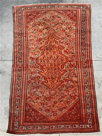 Tappeto Malayer, Persia, inizio secolo XX, decoro con medaglione polilobato con