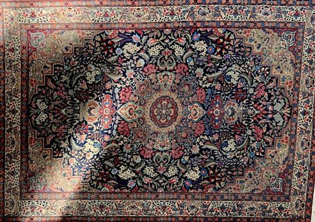 Tappeto Tabriz, Persia, secolo XX.
Decoro con grande medaglione polilobato poli