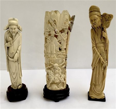 Lotto composto da tre sculture di cui due in avorio, con due basi in legno.
Cin