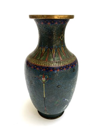 Vaso decorato in policromia a smalto cloisonné

Cina, fine sec. XIX 

(h. cm 23