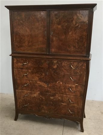 Credenza lastronata con parte superiore a due ante, parte inferiore a cinque ca