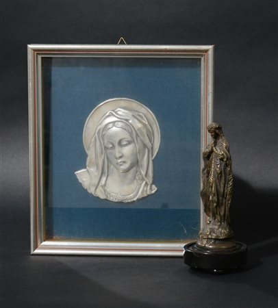 Lotto composto da una figura in bronzo raffigurante Madonna in preghiera ed una