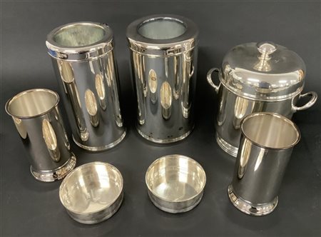 Due cartoni contenenti thermos, brocche e altri oggetti d'uso in metallo argent