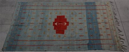 Tappeto Kilim, Marocco, secolo XX.
Decoro con medaglione rosso stilizzato con a