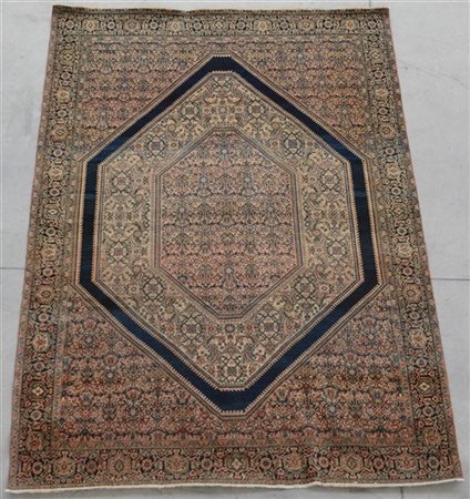 Tappeto Malayer, Persia, secolo XX.
Decoro con medaglioni concentrici con motiv