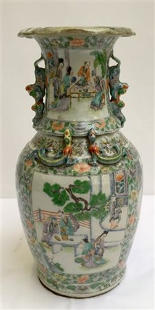 Vaso biansato in porcellana policroma decorato con figureCina, inizio secolo X