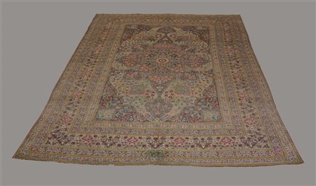 Tappeto Kirmam, Persia, secolo XX.Decoro floreale con grande medaglione polilo